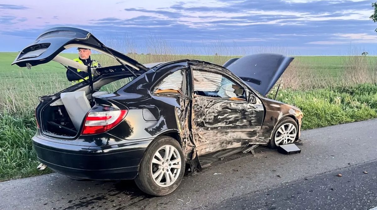 Rozbił mercedesa o drzewo. 19-latek miał prawko od trzech miesięcy