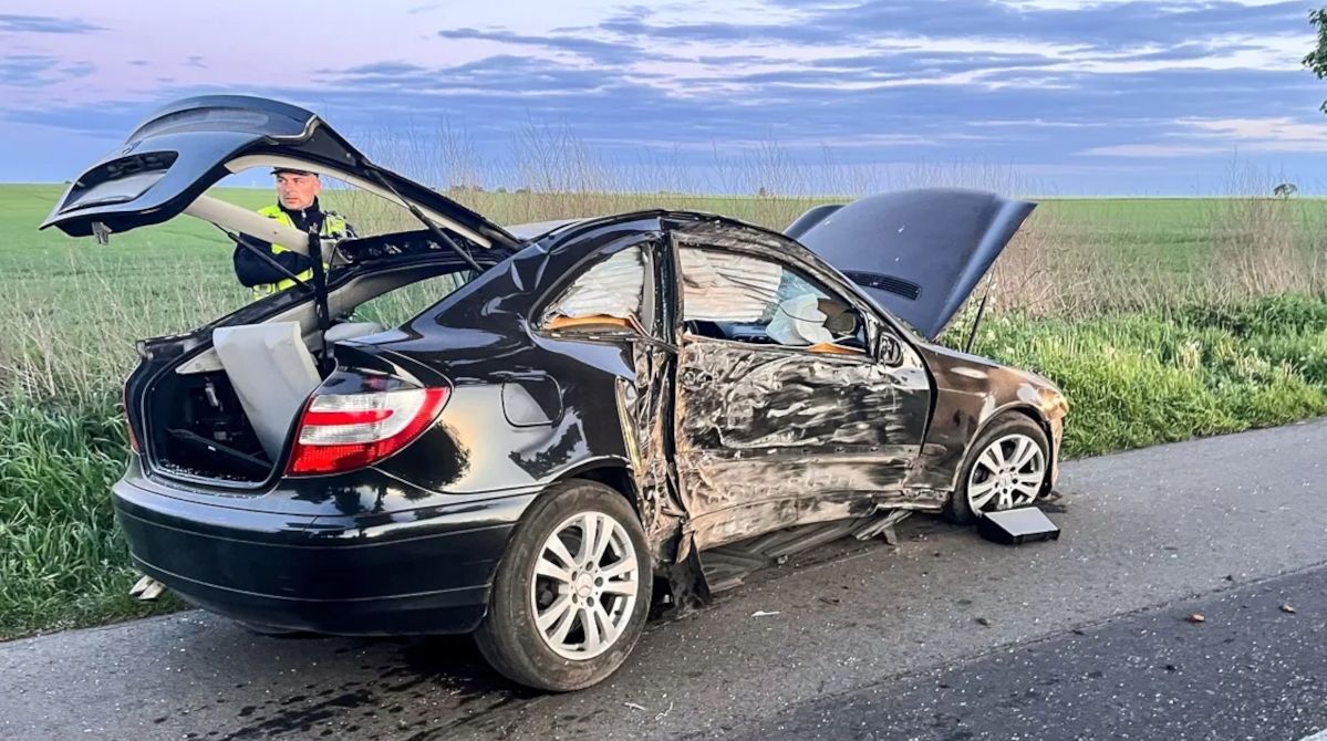 Rozbił mercedesa o drzewo. 19-latek miał prawko od trzech miesięcy
