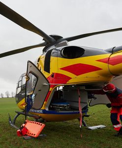 Konstancin-Jeziorna. Drzewo przygniotło mężczyznę. Śmigłowcem przetransportowano go do szpitala