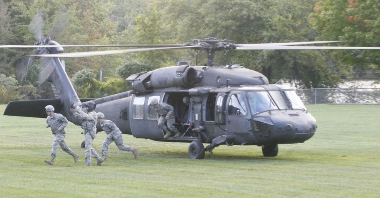 Awaryjne lądowanie polskiego śmigłowca. To wojskowy Black Hawk