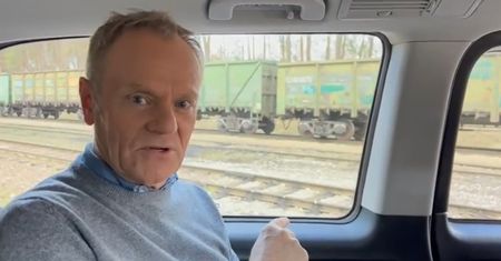 Donald Tusk pojechał na wakacje. Spójrzcie, kto mu towarzyszy