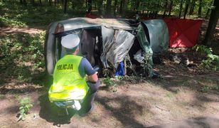 Dachował i uderzył w drzewo. Śmiertelny wypadek