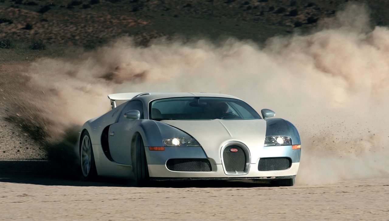 Jeden z przedprodukcyjnych Veyronów w trakcie testów na pustyni. Rozbity egzemplarz mógł być bardzo podobny. Loris Bicocchi twierdzi, że jego model miał beżowe nadkola.