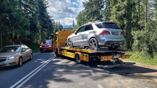 Pokazują telefon. Potem muszą wracać z urlopu, by odzyskać auto