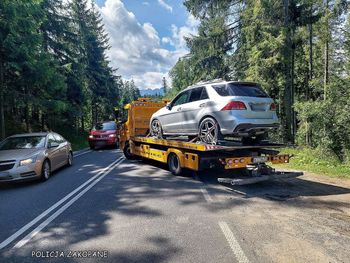 Pokazują telefon. Potem muszą wracać z urlopu, by odzyskać auto