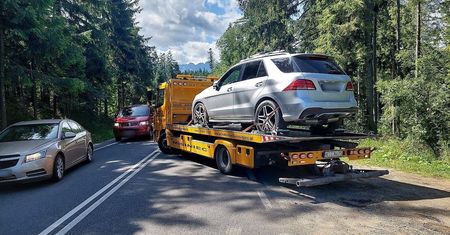 Pokazują telefon. Potem muszą wracać z urlopu, by odzyskać auto
