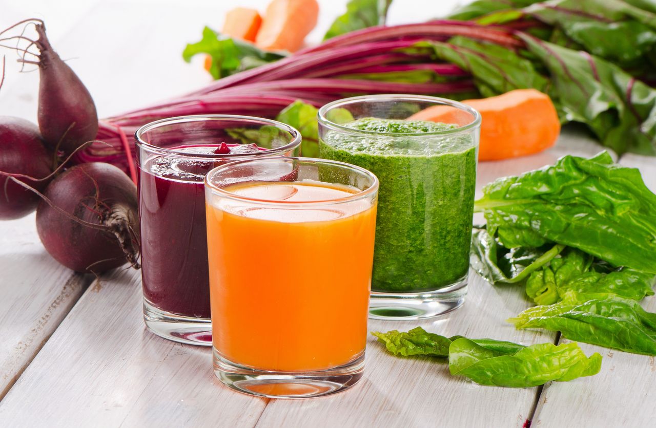 Samodzielnie wyciskane soki owocowo-warzywne. Dlaczego warto je spożywać?