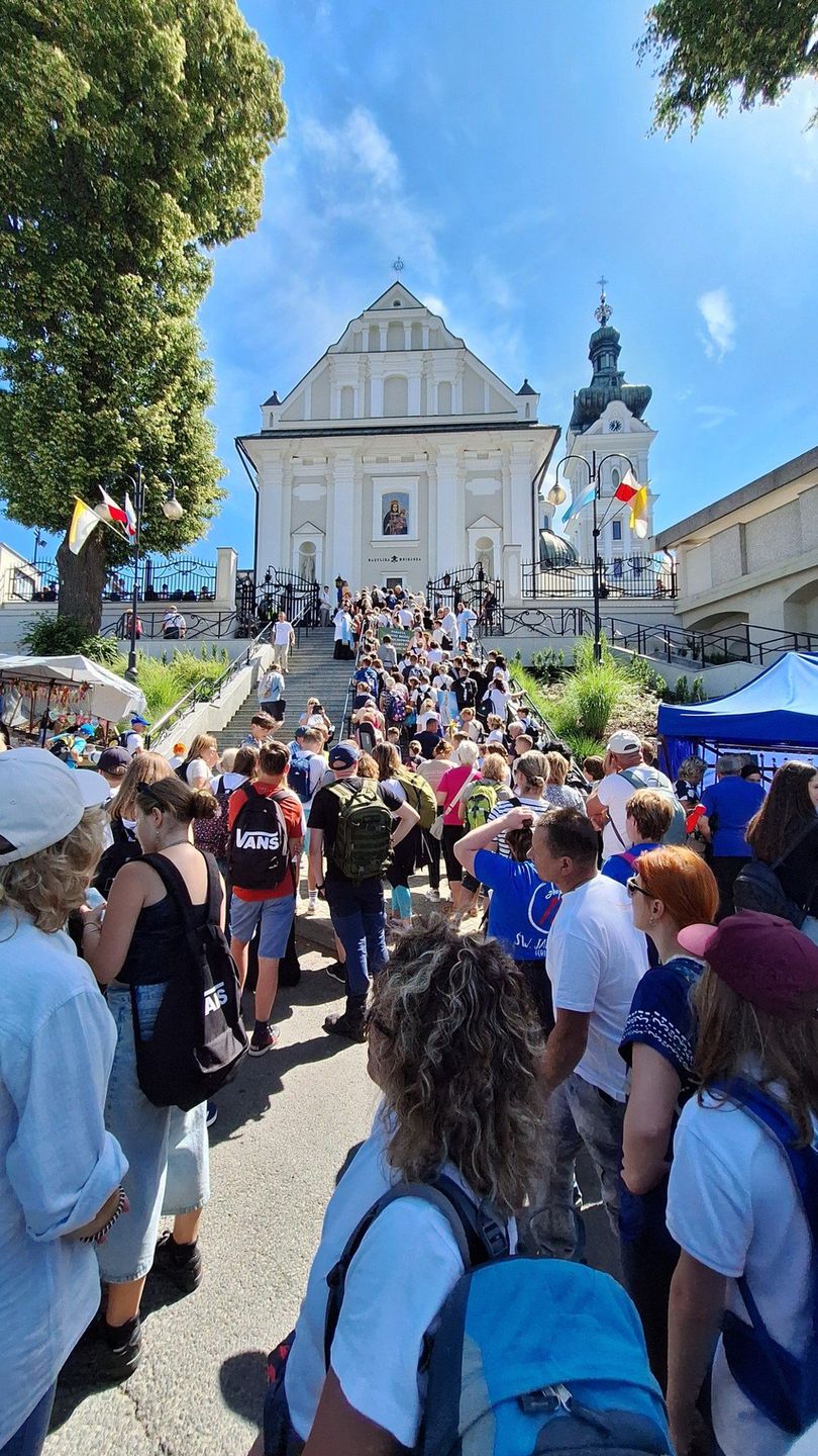 Coraz więcej osób decyduje się na pielgrzymowanie do Tuchowa pieszo. Kumulacja pielgrzymek miała miejsce na Lipowym Wzgórzu w miniony weekend