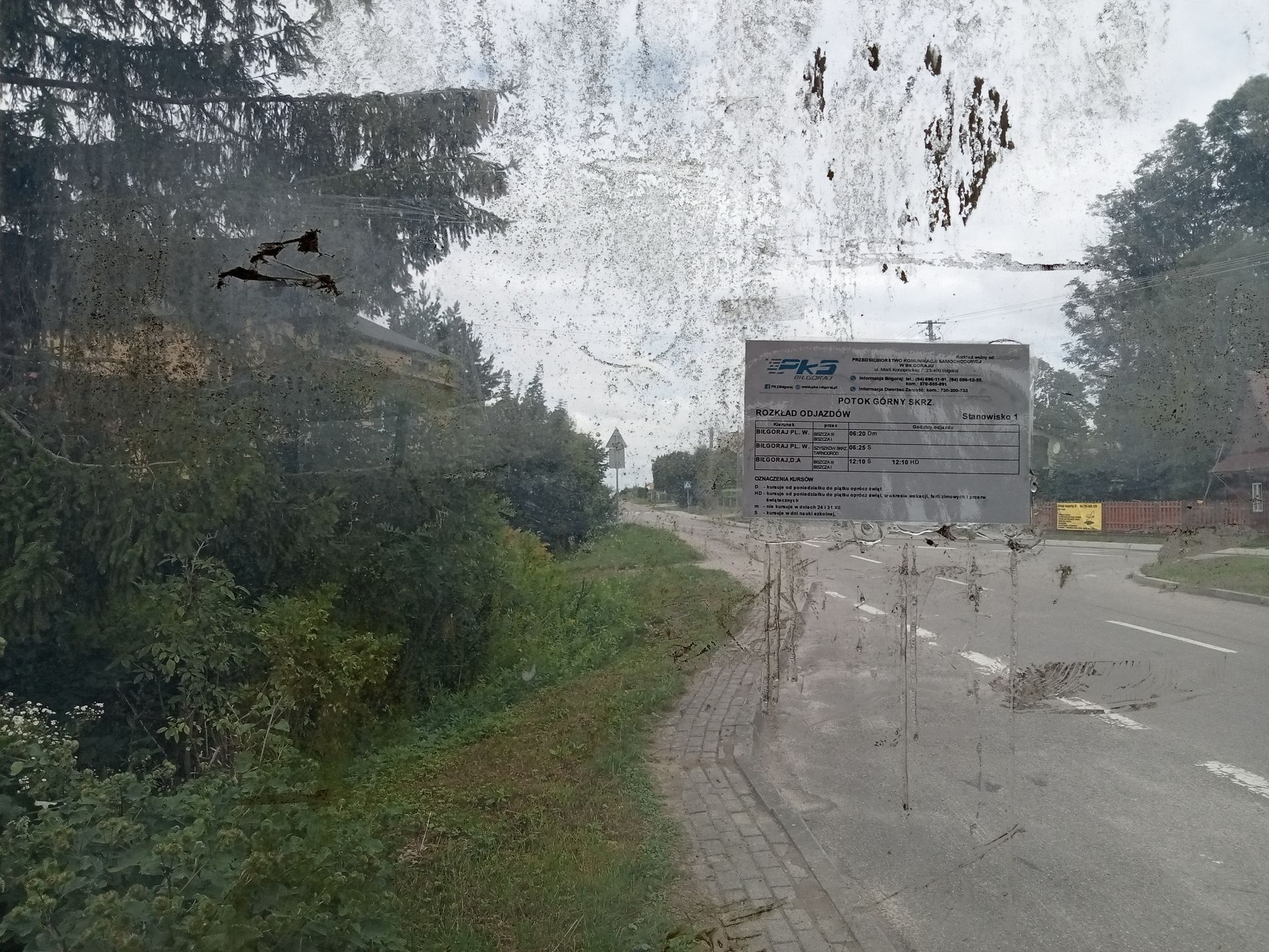 Rozkład jazdy na przystanku w centrum "najbiedniejszej gminy w Polsce"