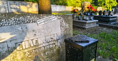 Znowu naklejają na grobach. Zauważyła na cmentarzu na Śląsku
