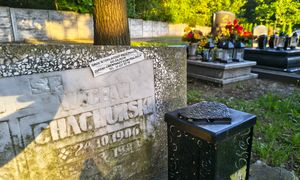 Znowu naklejają na grobach. Zauważyła na cmentarzu na Śląsku