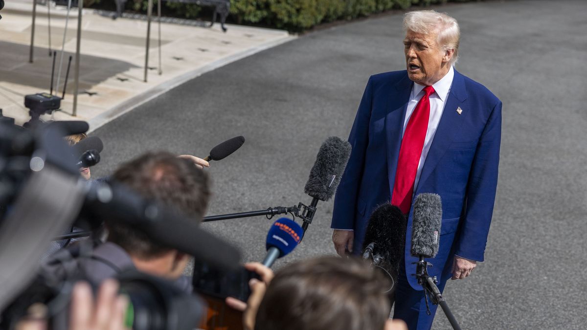 US President Donald Trump responds to a question from the media as he walks to board Marine One on the South Lawn of the White House in Washington, DC, USA, 03 April 2025. President Trump is traveling to Florida for the weekend. EPA/SHAWN THEW Dostawca: PAP/EPA.