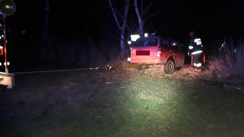 Milicz. Pomylił quada z nieswoim samochodem. Podróż zakończył w stawie