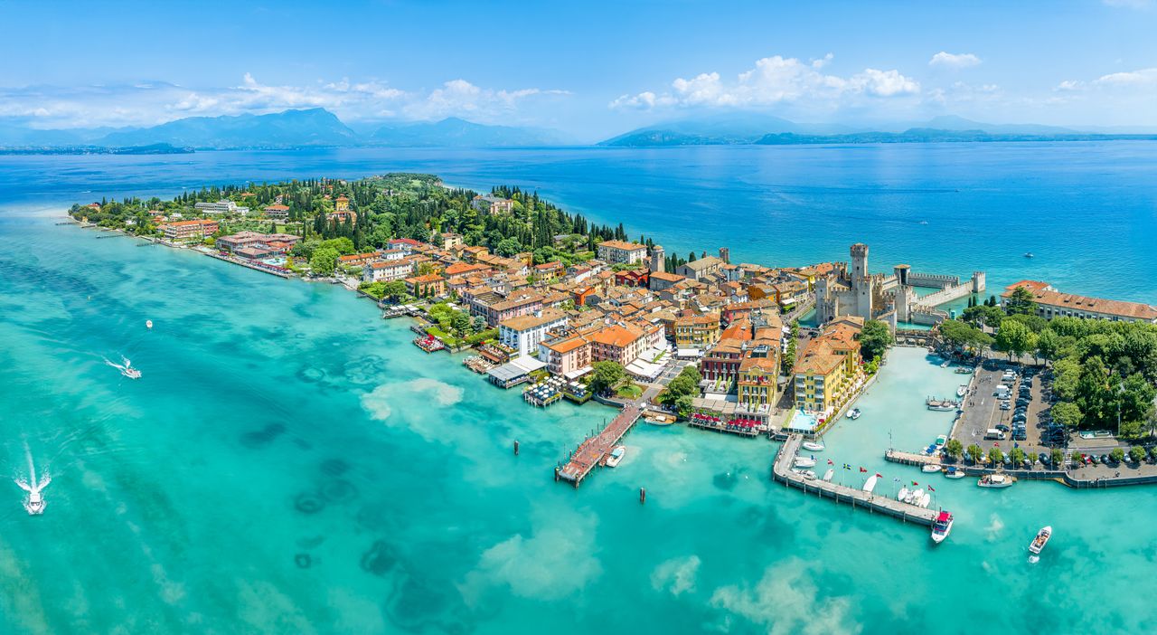 Sirmione nad jeziorem Garda z lotu ptaka