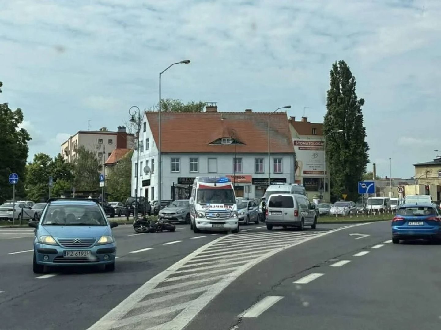 Wypadek w centrum Zielonej Góry. Volkswagen zajechał drogę motocykliście