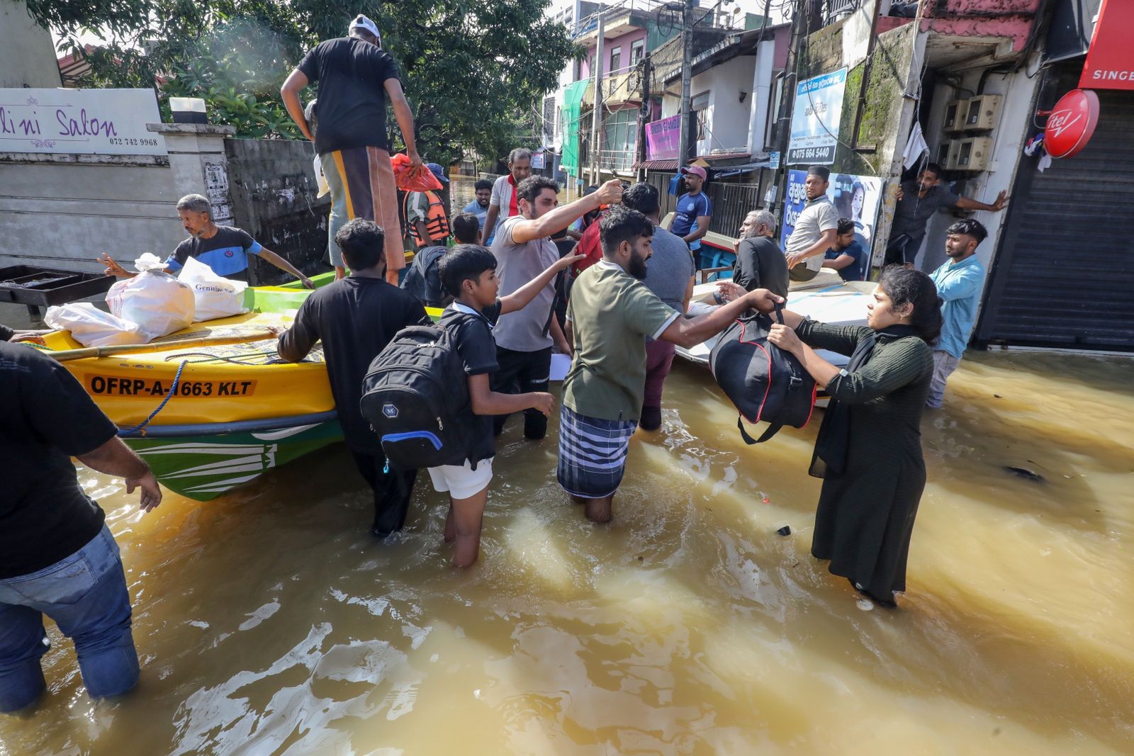 Mieszkańcy Sri Lanki próbują ratować swój dobytek