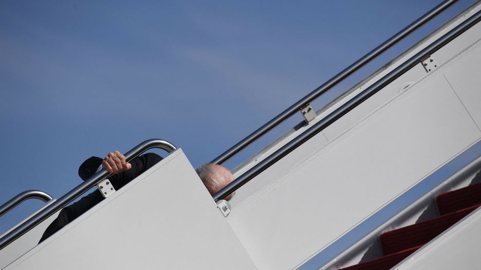 Pytanie o zdrowie Joe Bidena. Prezydent USA upadł na schodach