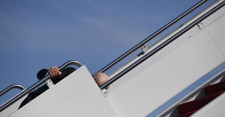 Pytania o zdrowie Joe Bidena. Prezydent USA upadł na schodach