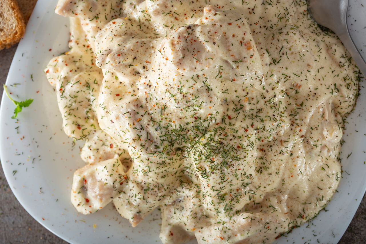 Kurczak w kremowym sosie pasuje do placków ziemniaczanych