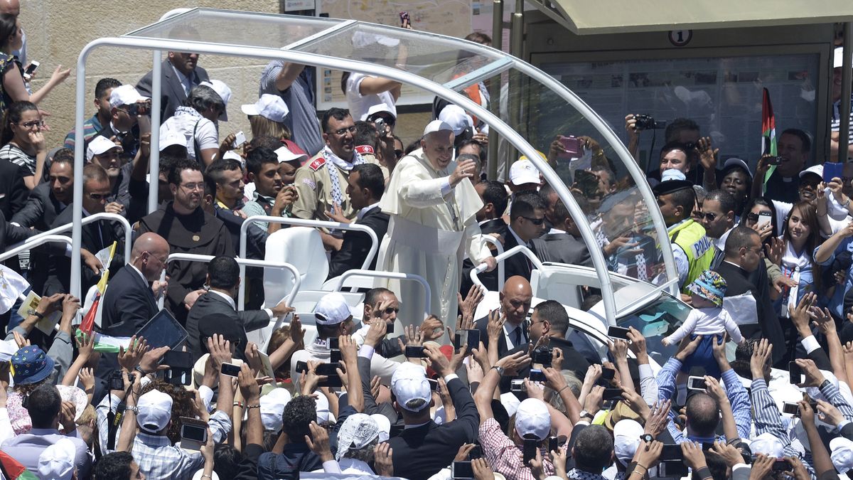 Papież Franciszek w "Papamobile" w Betlejem