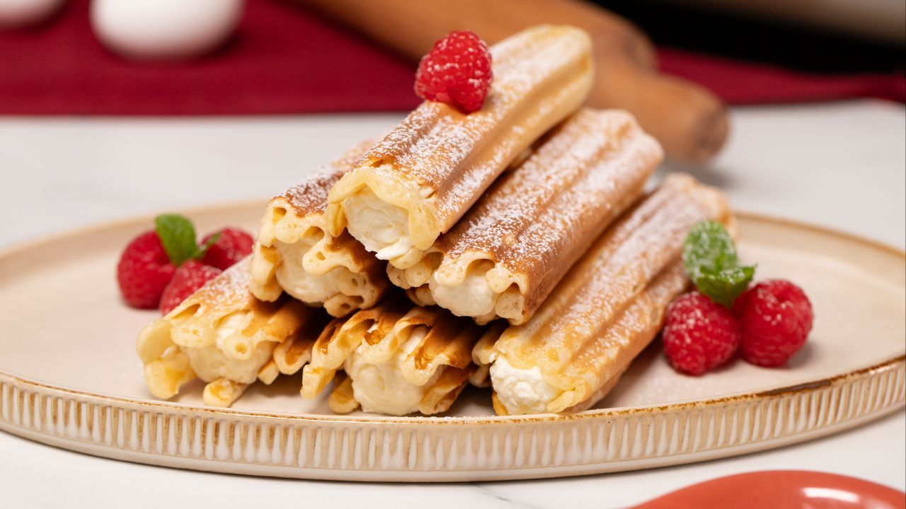 Naleśniki inaczej. W formie słodkich rurek staną się ulubionym deserem całej rodziny