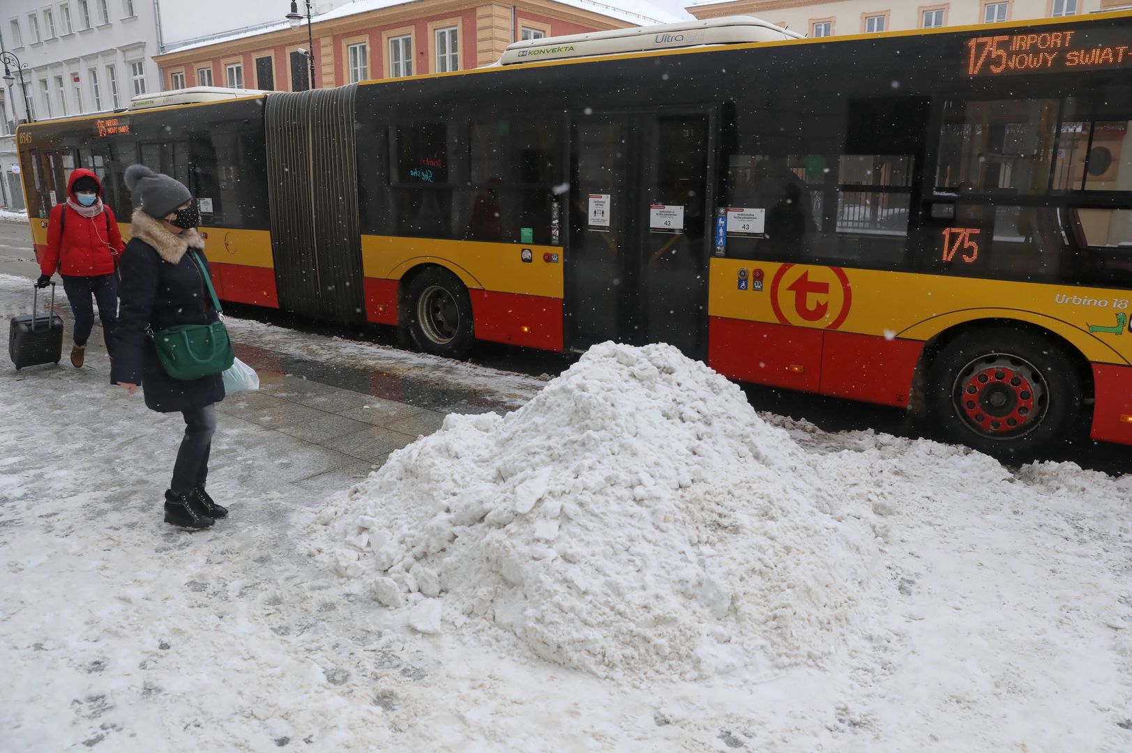 Pchał zakopany autobus. Stał się gwiazdą