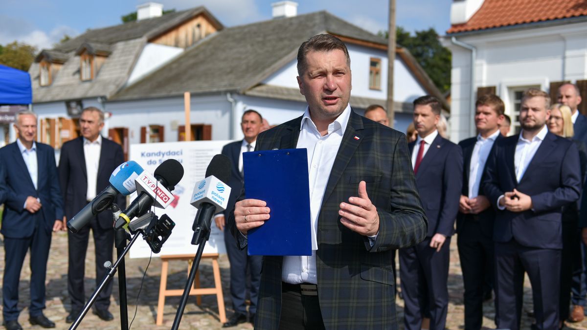 Lublin, 02.09.2023. Kampania wyborcza do parlamentu 2023. Minister edukacji i nauki Przemysław Czarnek (C) podczas prezentacji kandydatów KW Prawa i Sprawiedliwości w wyborach parlamentarnych 2023, 2 bm. w Muzeum Wsi Lubelskiej w Lublinie. (amb) PAP/Wojtek Jargiło