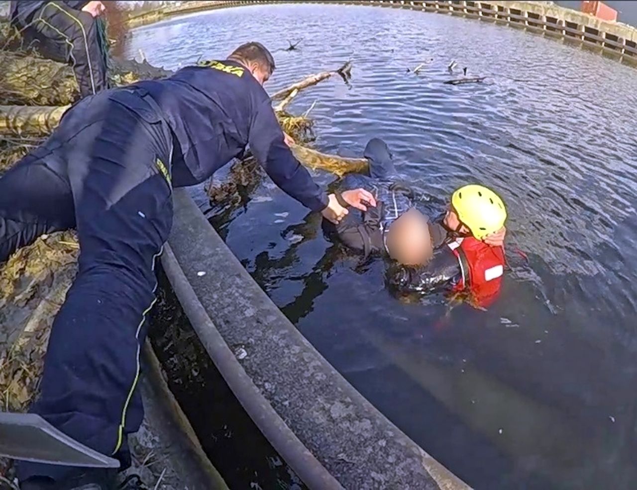 Dramatyczna akcja ratunkowa w stolicy. W takim stanie 69-latek łowił ryby