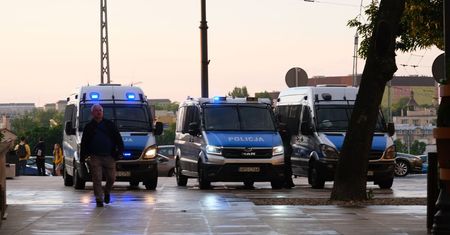 Awanturował się w autobusie. W pewnym momencie wyciągnął latarkę z funkcją paralizatora. Interweniowała policja