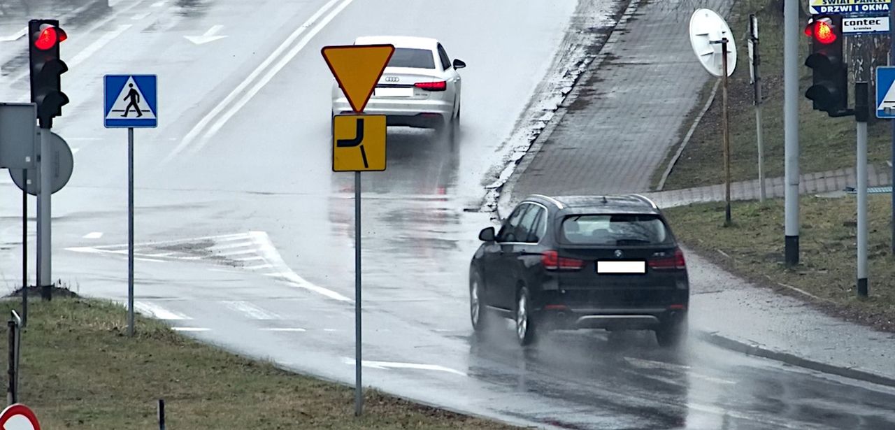 Kierunkowskaz na skrzyżowaniu łamanym. Kierowcy często się gubią