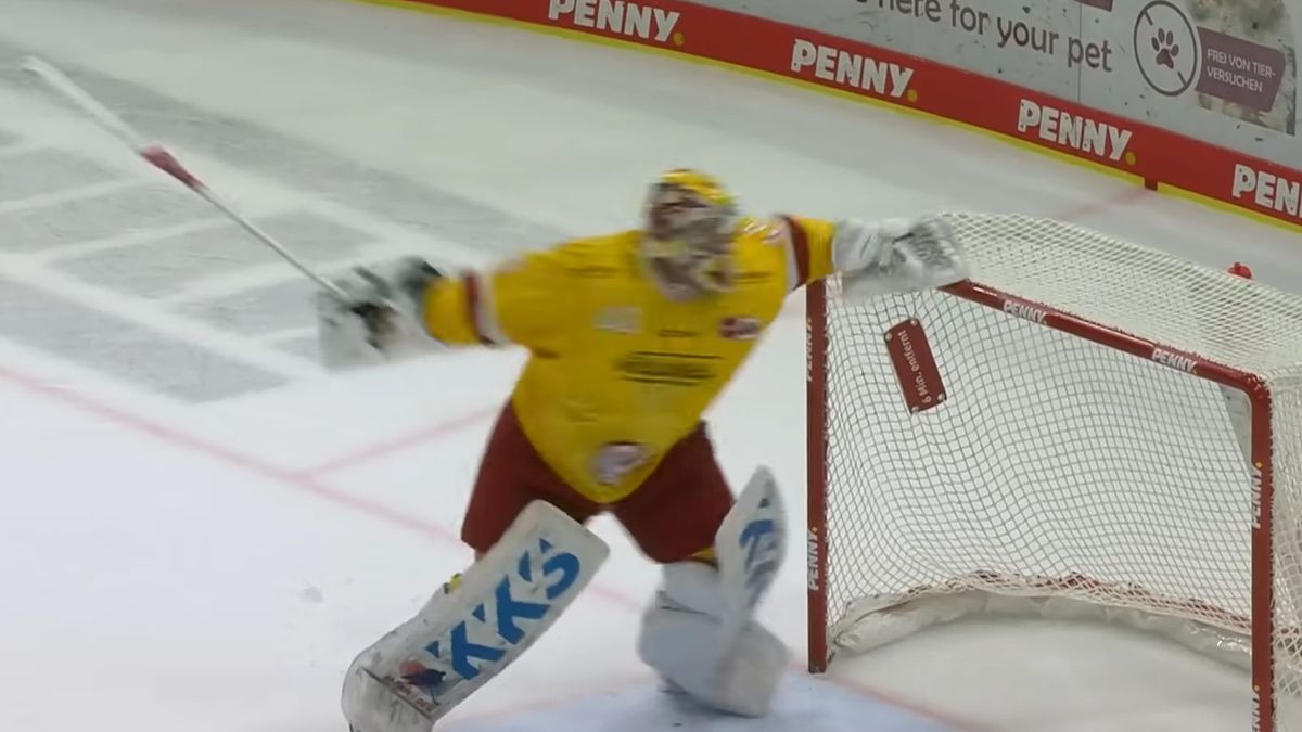 Norweski hokeista Henrik Haukeland dewastujący własny kij. 