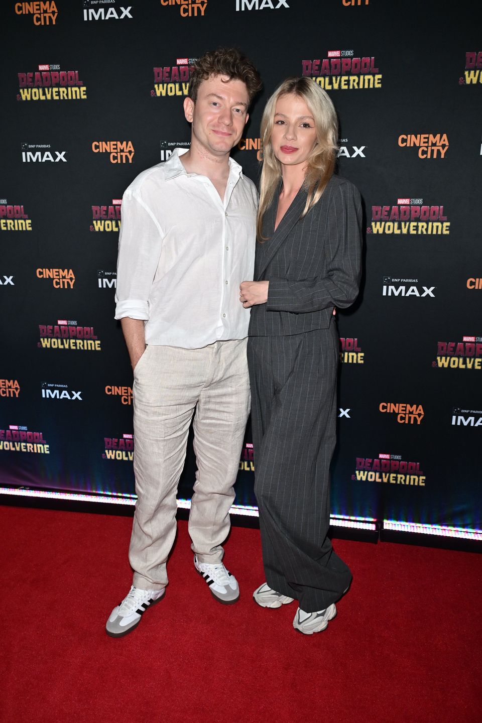 Tłum gwiazd melduje się na filmowej premierze