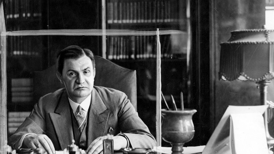 Minister spraw wewnętrznych Bronisław Pieracki w gabinecie