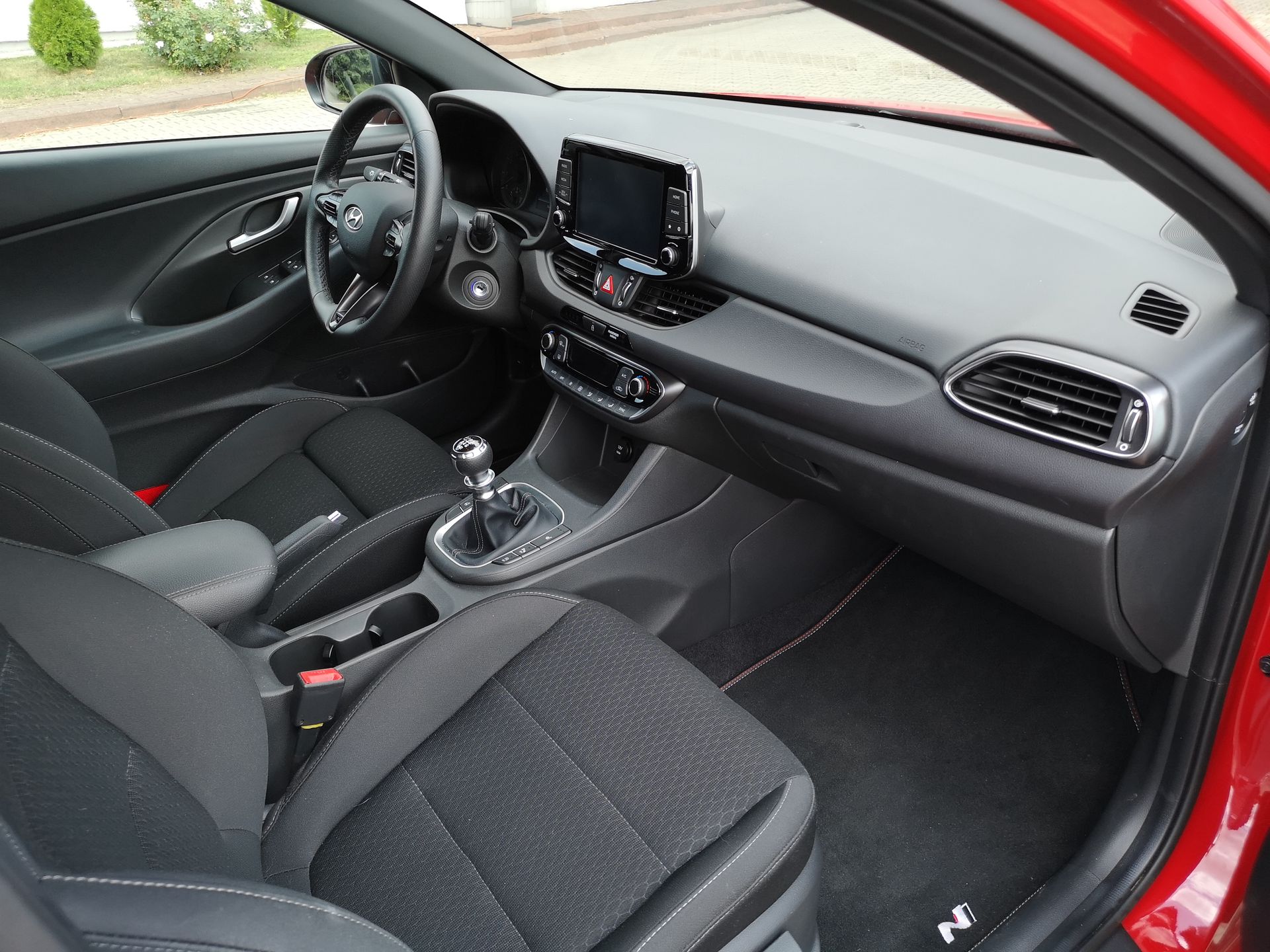 Hyundai i30 N-Line: Czy brak nawigacji i seryjne audio to problem? 8