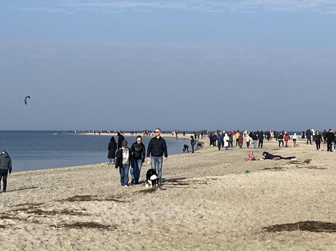 Mimo niskich temperatur w Rewie w słoneczne weekendy roi się od spacerowiczów