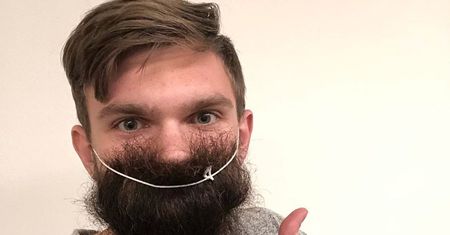 Koronawirus niestraszny Drągowskiemu. Maseczkę zastąpił długą brodą