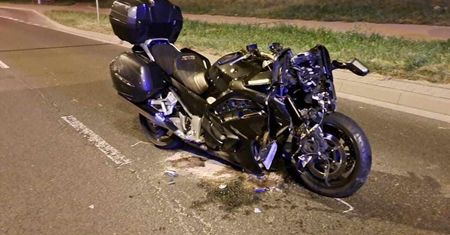 Nieprawidłowa zmiana pasa ruchu przyczyną groźnego wypadku. Motocyklista z impetem wjechał w tył audi