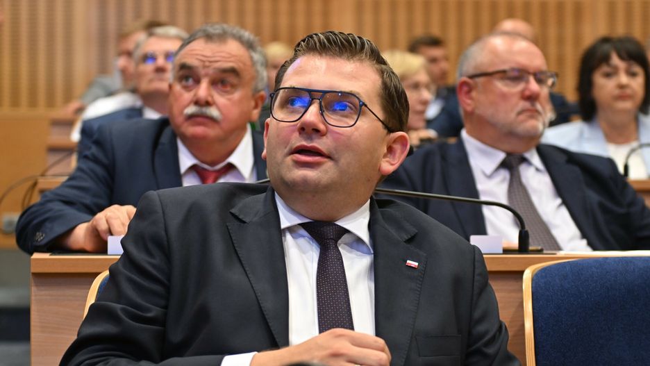 Kolejne wybory marsza?ka w Ma?opolsce
Fot. Artur Barbarowski/East News, Krakow, 01.07.2024. Kolejna, trzecia proba wyboru marszalka wojewodztwa malopolskiego w siedzibie krakowskiego sejmiku. Po raz kolejny kandydatem byl byly wojewoda Lukasz Kmita.
N/z: Lukasz Kmita
Artur Barbarowski