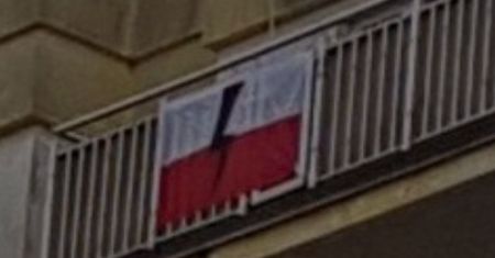 Warszawa. Policja zarekwirowała flagę. Sąd nakazał zwrot