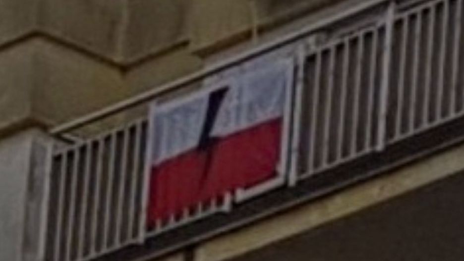 Warszawa, Ursus. Policjanci zauważyli na balkonie jednego z mieszkań flagę ze znakiem Strajku Kobiet. Weszli bez nakazu i zarekwirowali kontrowersyjny obiekt. Sąd uznał, że zabranie było bezprawne i nakazał we wtorek zwrot
