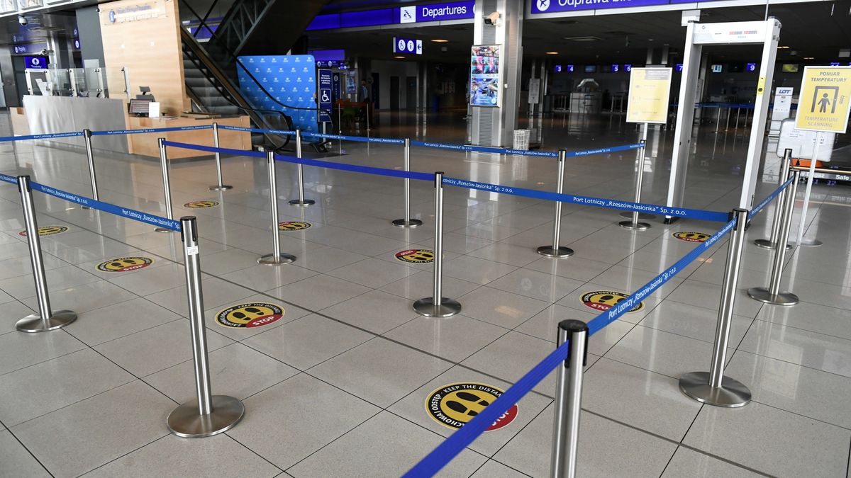 Lotniska już szykują się na powrót pasażerów, ale ci czekają na zwrot pieniędzy za niezrealizowane bilety. 