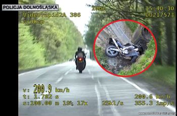 Uciekał przed policją. Schował się pod naczepą ciężarówki