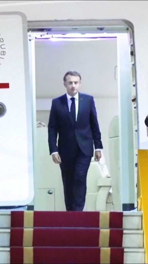 Emmanuel Macron na lotnisku w Hanoi