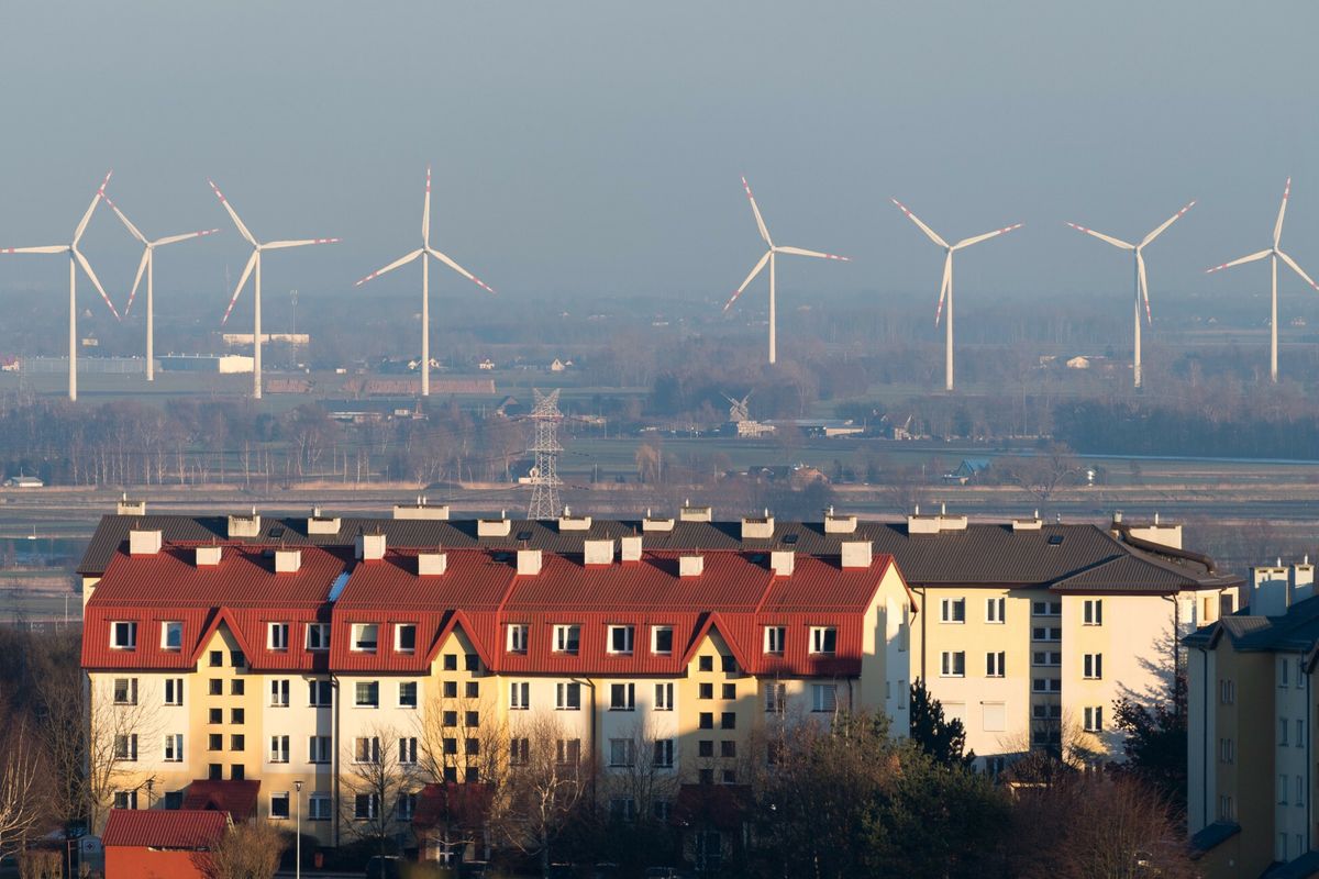 Farma wiatrowa w tle osiedle mieszkaniowego w Gdańsku
