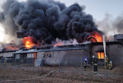 Słup czarnego dymu. Płoną magazyny z parafiną