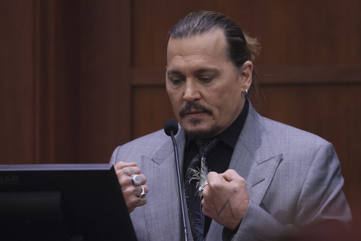 Johnny Depp podczas zeznania w sądzie. Proces na całym świecie oglądają setki tysięcy ludzi 