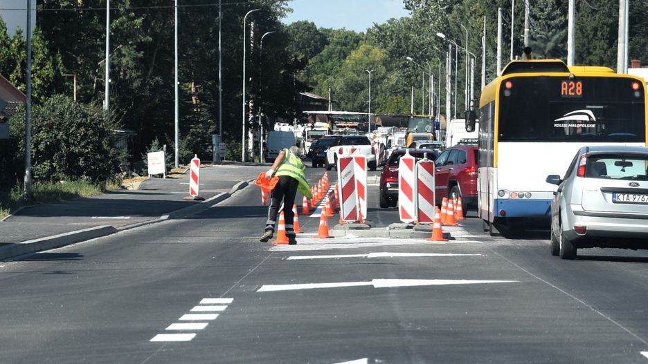 Malowanie linii i pasów na wyremontowanej ulicy Tuchowskiej zwiastuje koniec uciążliwego remontu i utrudnień z nim związanych