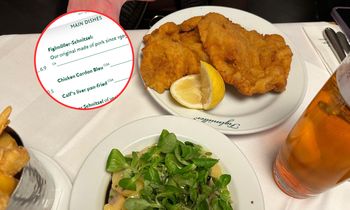 Wiener Schnitzel większy niż dłoń. Jeden kotlet, który trzeba zjeść w Wiedniu
