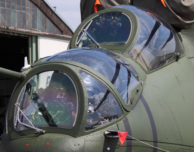 Charakterystyczna kabina Mi-24. Na dole stanowisko operatora uzbrojenia, powyżej miejsce pilota