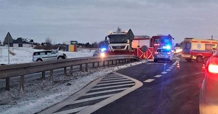 Tragiczne zderzenie auta z pługopiaskarką. Jedna osoba zginęła